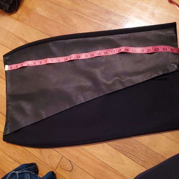 Alice + Olivia Venty Lamb Leather Crossover Pencil Skirt Lamb Leather. Size 0. - Picture 12 of 12